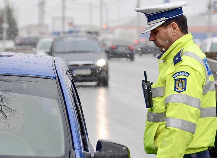 O băutură aparent banală poate duce la un rezultat pozitiv la DrugTest, cu consecințe serioase pentru șoferi. Este vorba despre apa tonică, o băutură consumată frecvent și considerată inofensivă. Problema apare din cauza chininei, o substanță prezentă în apa tonică, care poate interacționa cu anumite aparate DrugTest utilizate în trafic.  În unele cazuri, testele rapide pot interpreta greșit această substanță, afișând un rezultat pozitiv fals, în special pentru anumite categorii de substanțe. Chiar dacă persoana nu a consumat nimic ilegal, procedura standard se aplică automat: permisul este reținut pe loc, iar șoferul este dus la recoltare de probe biologice pentru analize de laborator.  Până la sosirea rezultatelor oficiale, care pot dura zile sau chiar săptămâni, șoferul rămâne fără permis, deși ulterior se poate dovedi nevinovat. Situația este cu atât mai frustrantă cu cât consumul de apă tonică este legal și comun, iar mulți oameni nici nu știu că ar putea apărea un astfel de risc.  Specialiștii atrag atenția că testele rapide nu sunt infailibile și pot da erori, motiv pentru care analiza de laborator este singura care confirmă sau infirmă rezultatul. Până atunci însă, consecințele administrative se aplică imediat.  Concluzia este una simplă: chiar și produse obișnuite pot crea situații neplăcute în trafic. Informarea corectă este esențială, mai ales pentru șoferi, pentru a evita surprizele care pot duce la pierderea temporară a permisului, fără ca persoana să fi încălcat legea.