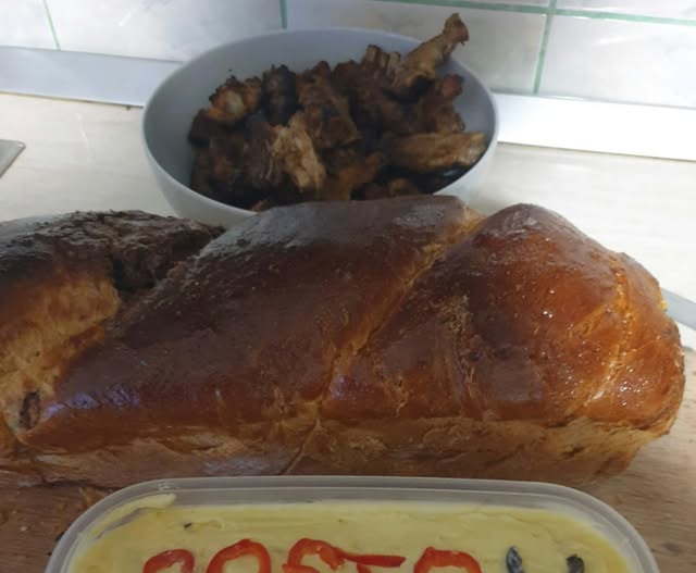 Ce a scris un român pe salata boeuf, de Revelion? Invitații au rămas mască