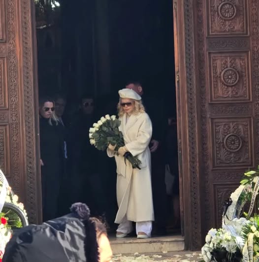 Motivul real pentru care Loredana Groza a purtat alb la înmormântarea tatălui său.Vezi in comentarii