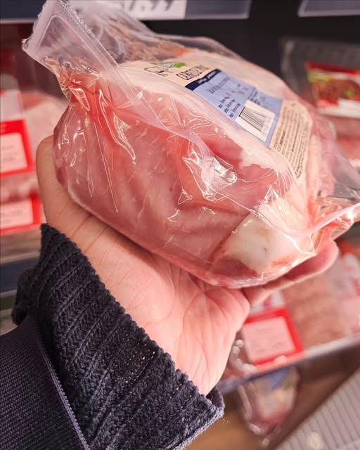 Preț surprinzător la carnea de porc! Cât costă un kilogram de cotlet fără os, din porci crescuți în România…Vezi in comentarii