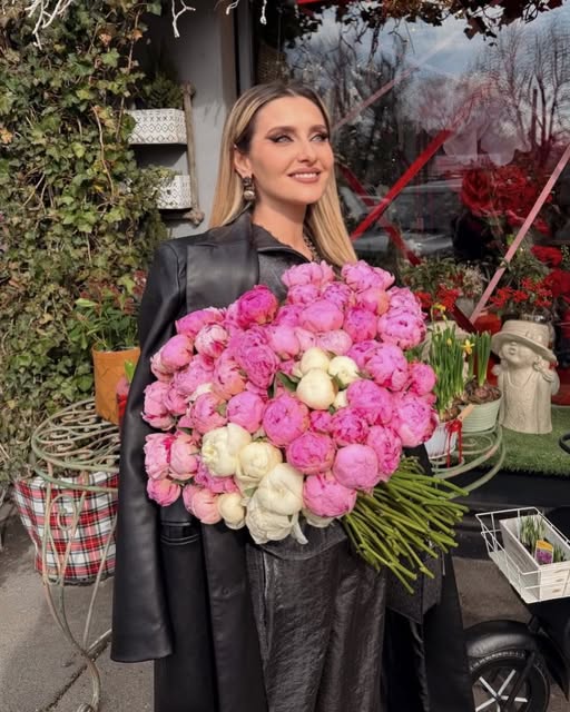 Este OFICIAL! Alina Sorescu rupe tăcerea după buchetul misterios de flori – Adevărul despre viața ei sentimentală!  Vezi in comentarii