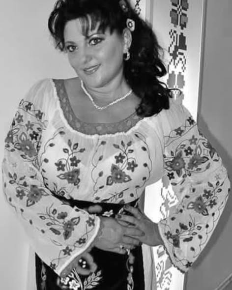 Ultimele imagini cu Mihaela Cojocaru îți frâng inima. Zâmbea în culise, iar acum lumea folclorului o plânge…Vezi in comentarii