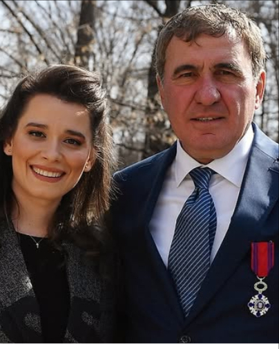 „La mulți ani, tata!” – Gestul emoționant al Kirei Hagi la aniversarea de 61 de ani a lui Gheorghe Hagi…Vezi in comentarii