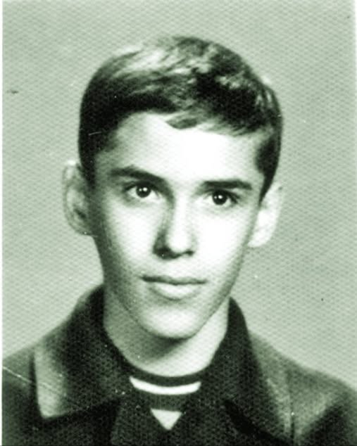 Îl recunoști doar după privire? Din băiețel timid la 14 ani, a ajuns un nume uriaș al României, respectat în toată lumea! Vezi in comentarii