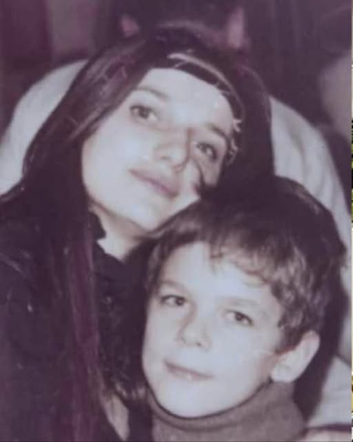 Îl recunoști pe băiețelul din imagine? Azi împlinește 52 de ani și e unul dintre cei mai iubiți actori!  Vezi in comentarii