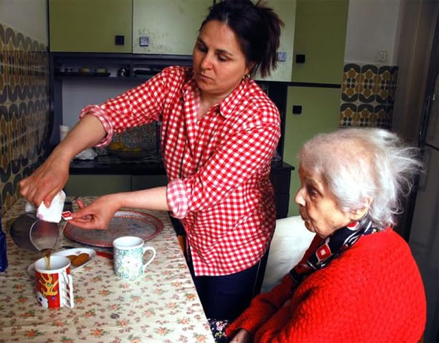 De necrezut!  Ce pensie primește o badantă româncă, după doar 10 ani de muncă în Italia