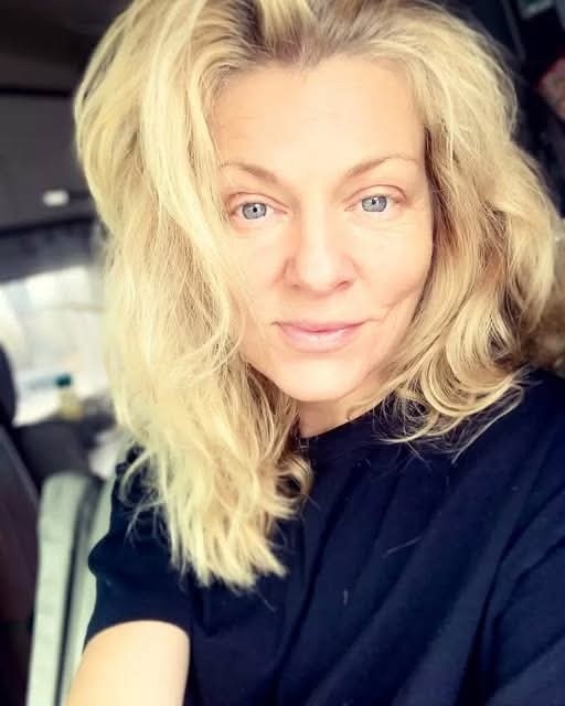 În timp ce vedetele petrec în cluburi, Dana Nălbaru a ales altceva! Cum și-a sărbătorit cei 49 de ani printre găini și animale …Vezi in comentarii