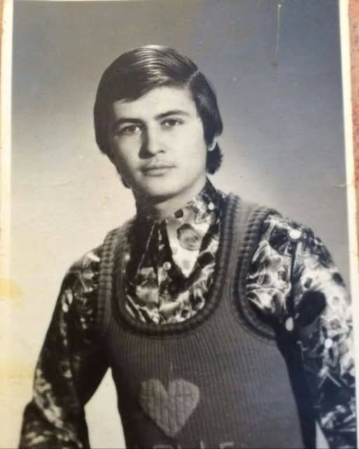 Îl recunoști pe băiețelul din imagine? Azi e un artist uriaș, dar ascunde o durere greu de imaginat…Vezi in comentarii