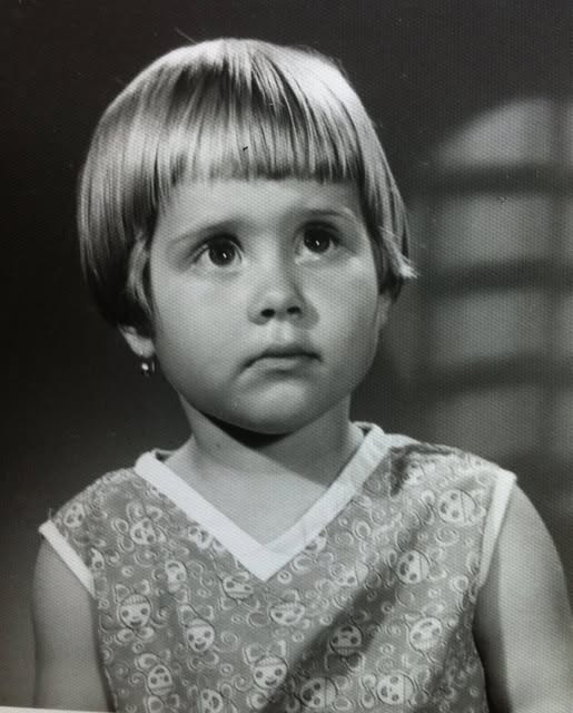 Uite cine e fetița din imagine… Azi e o femeie puternică, dar viața nu a fost deloc blândă cu ea…Vezi in comentarii