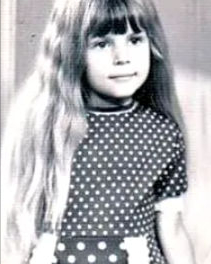 Fetița din imagine a ajuns una dintre cele mai cunoscute și controversate femei din România. Astăzi, numele ei este pe buzele tuturor. Îți dai seama cine este? Vezi in comentarii