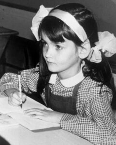 Nu o vei recunoaște din prima! Fetița din imagine este astăzi o actriță celebră din România – transformarea ei te va surprinde complet!