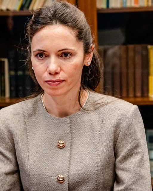 A impresionat în SUA, dar a fost criticată dur! Ce i-a reproșat un designer celebru Mirabelei Grădinaru…Vezi in comentarii