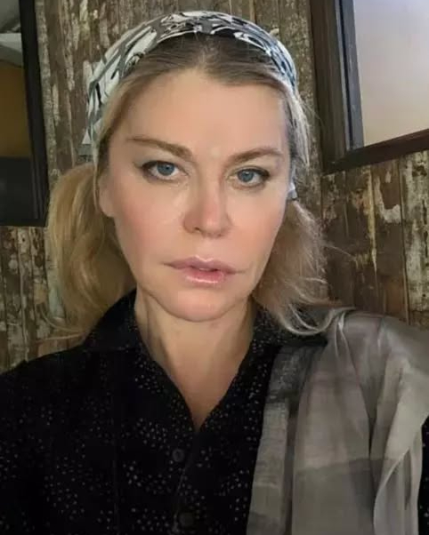 O recunoศti? Aศa aratฤ vedeta fฤrฤ machiaj ศi fฤrฤ filtre! Fanii au criticat-o dur, dar imaginea spune totul… Vezi in comentarii