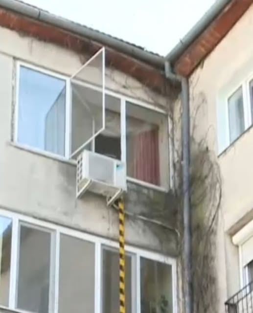 Ș0C! O mamă și-a aruncat pe geam cei 3 copii, după care s-a si…