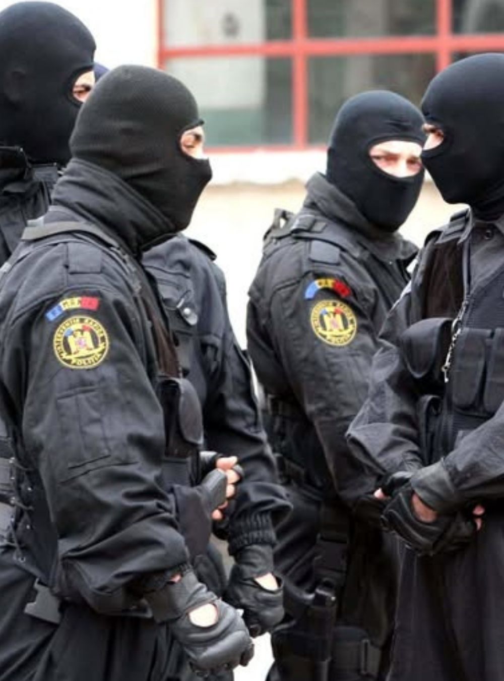 CINE este bărbatul vcis de mascați…