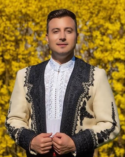 Valentin Sanfira, apariție surprinzătoare alături de o altă femeie! Cine este artista din imagine… Vezi in comentarii