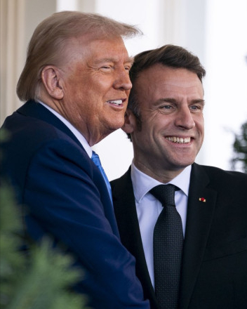 Trump, ironii la adresa lui Macron: „Soția nu-l menajează deloc. Încă își revine după lovitura primită!”… Vezi in comentarii