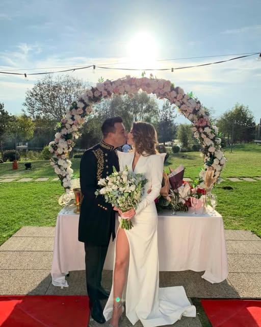 Valentin Sanfira, apariție surprinzătoare după divorț! Cu cine s-a afișat artistul… Vezi in comentarii