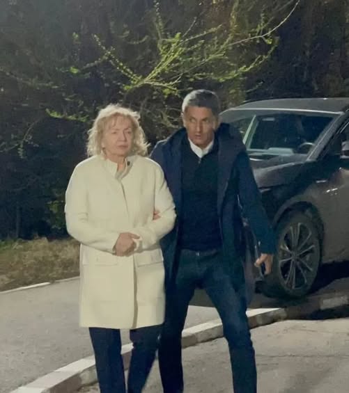 ศi se rupe sufletul ๐ Cu ochii รฎn lacrimi, Neli Lucescu a rostit doar douฤ cuvinte.S-a uitat la…vezi mai mult