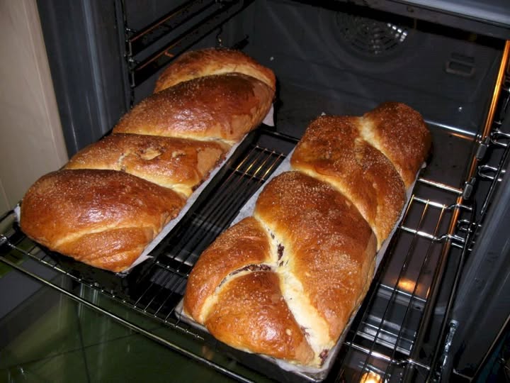 Cum coci corect cozonacii în cuptorul electric. Setarea care îi rumenește uniform