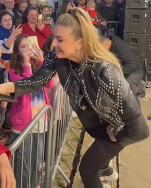 Codruศa, prima apariศie publicฤ dupฤ divorศ. Fanii au criticat-o dur dupฤ concertul de la Festivalul Scrumbiei din Galaศi … Vezi in comentarii