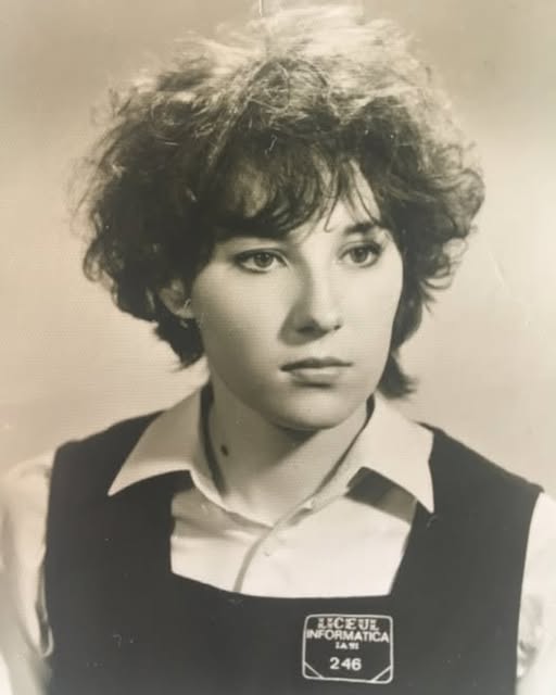 O recunoști? Vedeta TV cu un soț erou și o poveste de iubire incredibilă care a început… dintr-o întâmplare! Vezi in comentarii