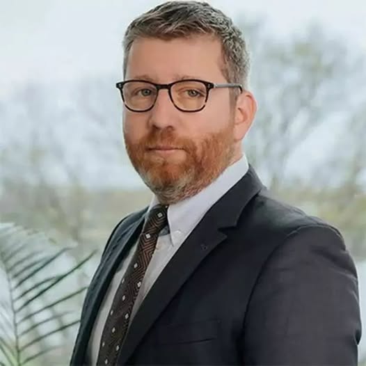 Cine este românul cu 11 salarii pe lună! Are șase job-uri la stat, cinci la privat și încasează