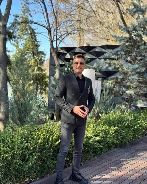 Noua iubită a lui Valentin Sanfira surprinde pe toată lumea! Cine este femeia care i-a schimbat viața după divorț… Vezi in comentarii