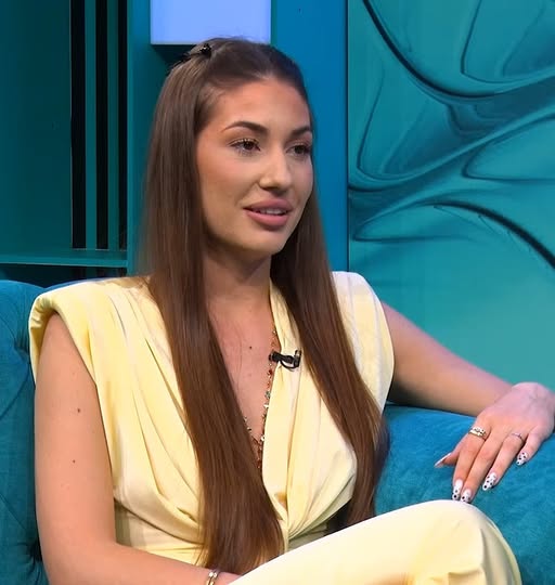 Jaqueline a dezvฤluit รฎn ce relaศii se aflฤ cu familia lui Alexandru. Pฤrinศii lui o… Vezi mai mult
