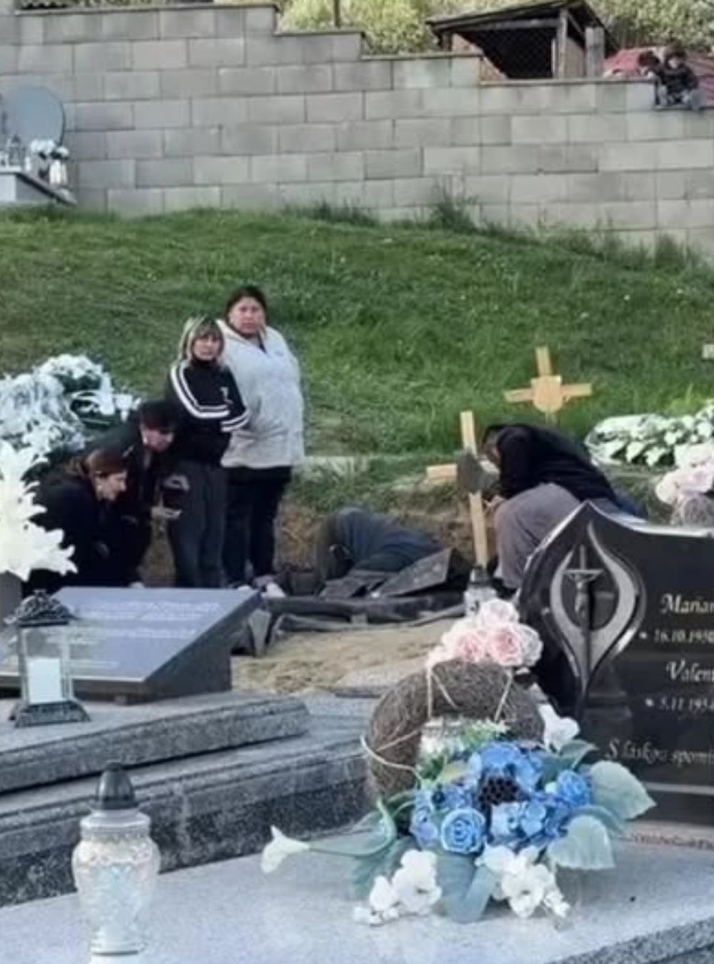Scene ca în filmele de groază. Ciocănituri auzite dintr-un mormânt. Familia spune că ruda decedată a