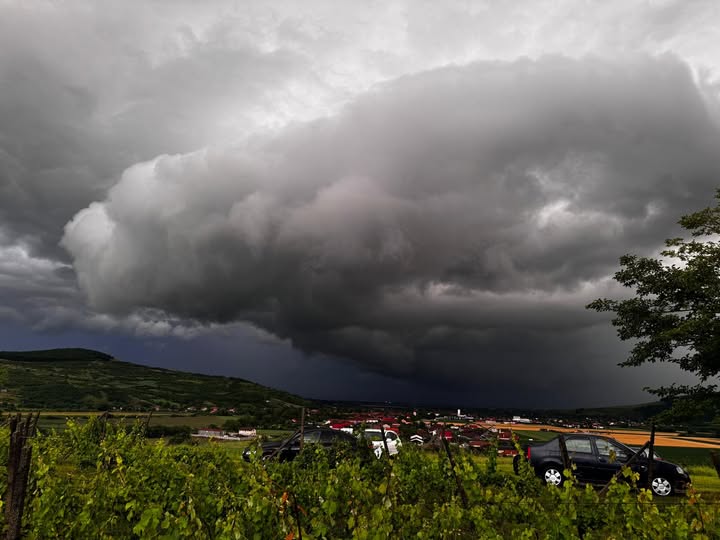 ALERTĂ MAXIMĂ! Se rupe cerul peste România. Meteorologii anunță ore de coșmar…