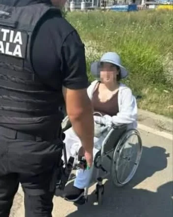 Cerșea într-un scaun cu rotile, dar ce au descoperit polițiștii a schimbat totul