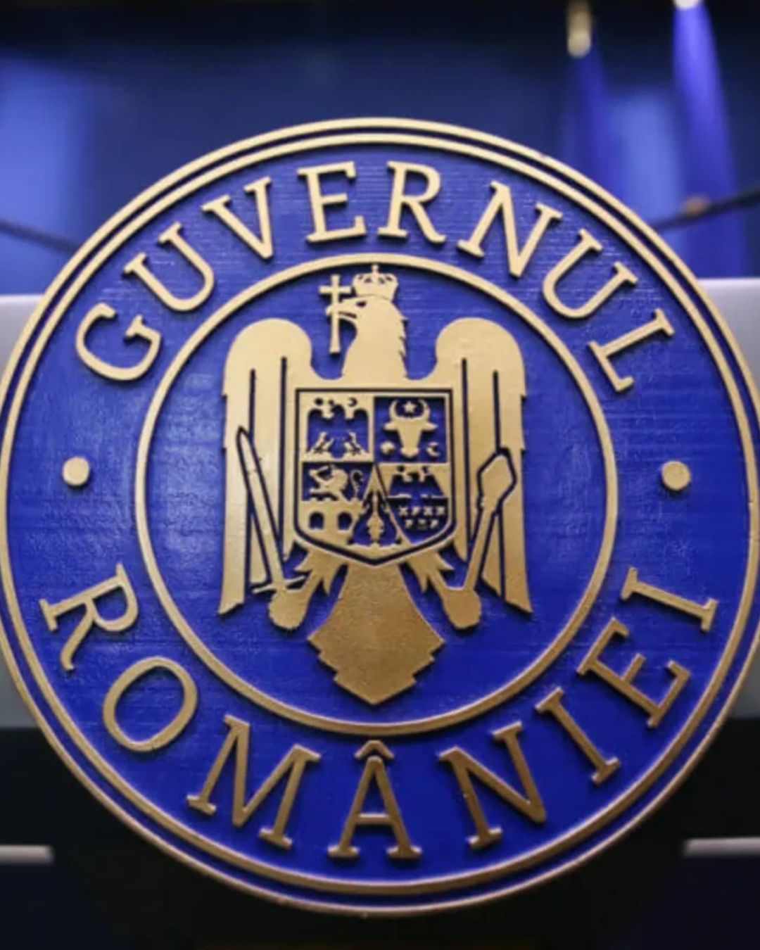 Lovitură pentru Guvernul Bolojan: procedura noii Legi a salarizării, suspendată de instanță