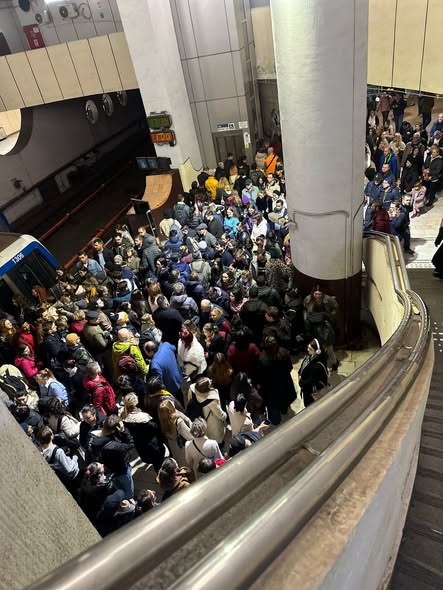 ALERTĂ pentru bucureșteni. Metrorex vrea să scoată mai multe trenuri din circulație pentru a face economie energetică –