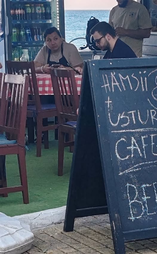 Cum au „explodat” prețurile la Nisipurile de Aur, după trecerea la euro. Cât costă o bere, un porumb fiert, o porție de hamsii și un șezlong