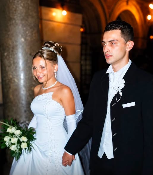 Recunoști tânărul din imagine?! Azi e unul dintre cei mai celebri chefi din România