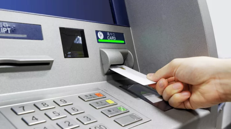 Taxă la bancomat. Avertisment pentru cei care retrag bani de la ATM